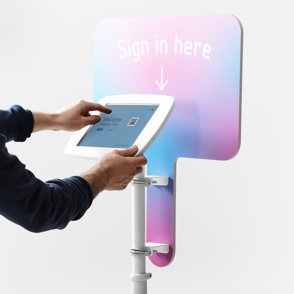 Bouncepad Original Elevate + Branding Board tablet vloerstativ in wit, in gebruik getoond