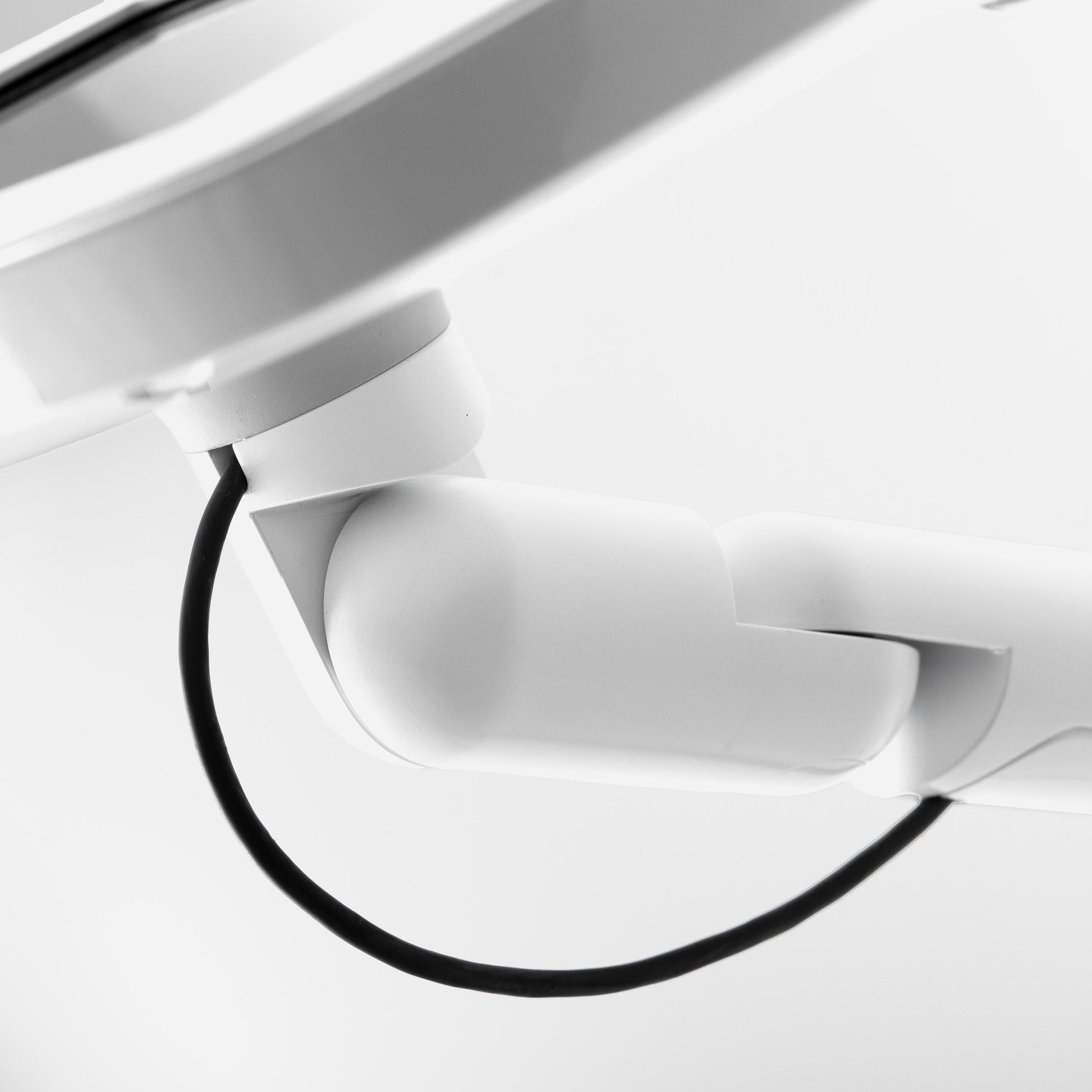 Bouncepad Original Reach tablet-wandhouder in wit, kabelbeheer, detailweergave