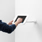 Bouncepad Original Reach tablet-wandhouder in wit, getoond in gebruik