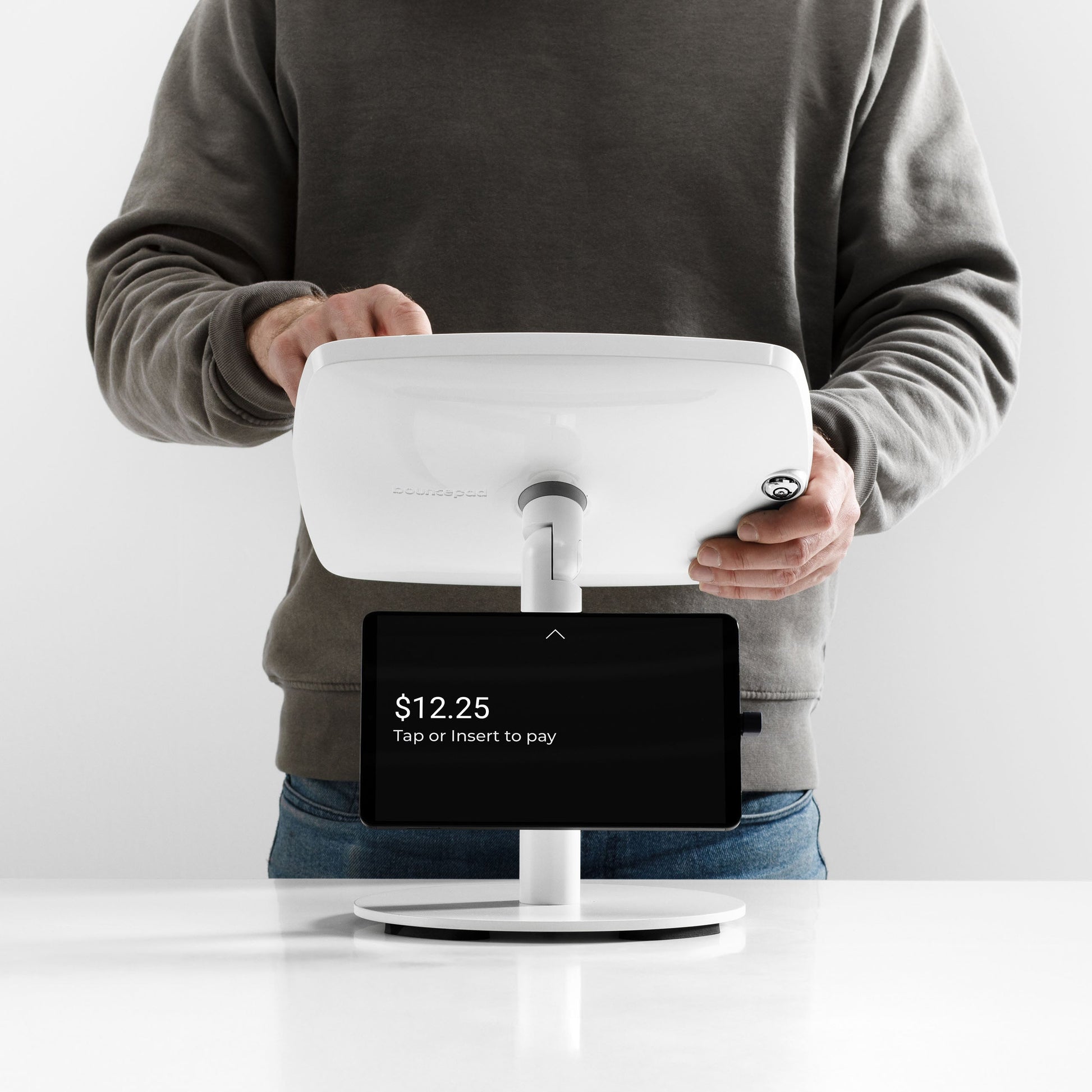Bouncepad Original Counter Twin Tablet Stand in gebruik