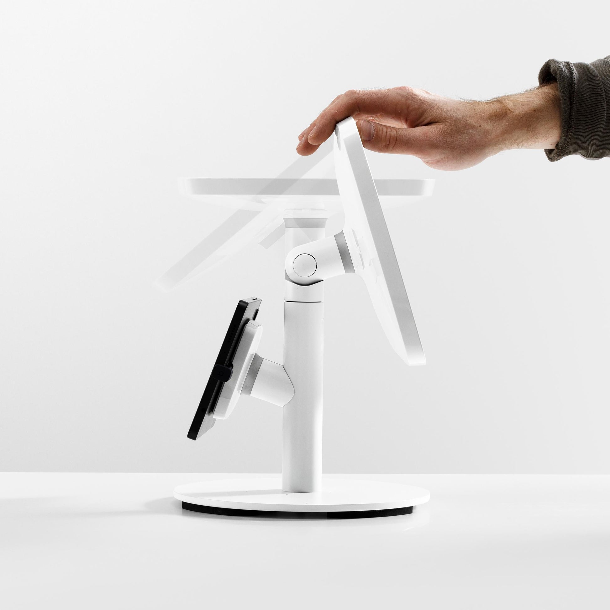 Kantel- en draaifunctie van de Bouncepad Original Counter Twin Tablet Stand