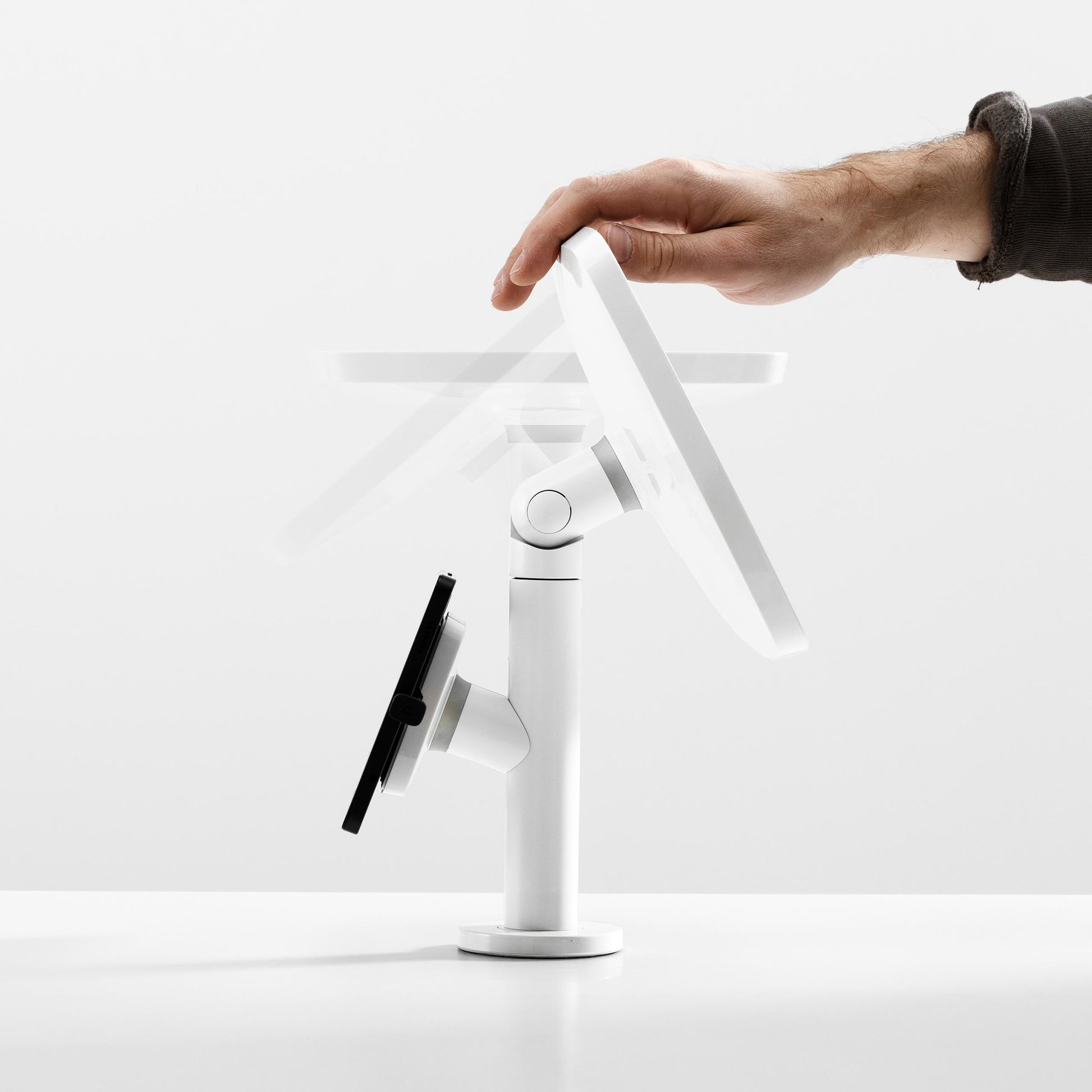 Kantel- en draaifunctie van de Bouncepad Original Twin tablet-bureauhouder