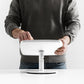 Bouncepad Original Counter Twist-Mini tabletstandaard in wit, in gebruik getoond