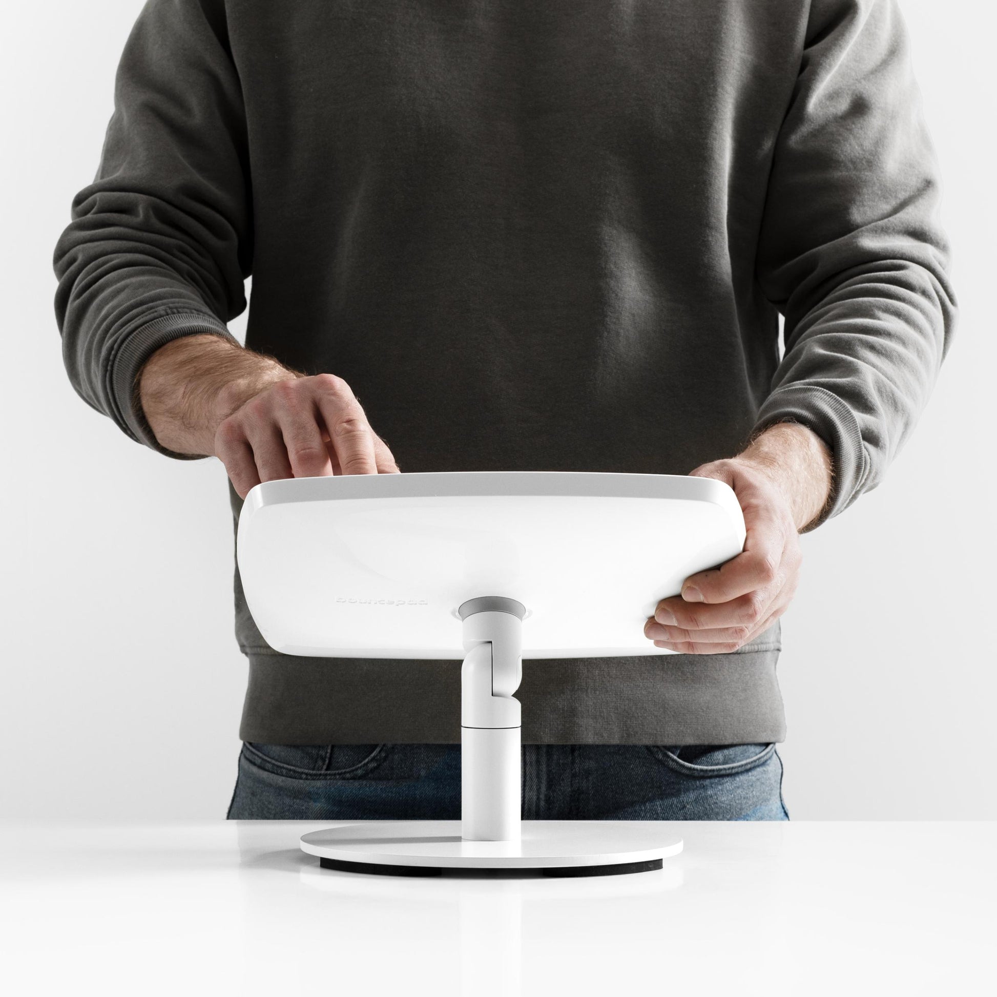 Bouncepad Original Counter Twist-Mini tabletstandaard in wit, in gebruik getoond
