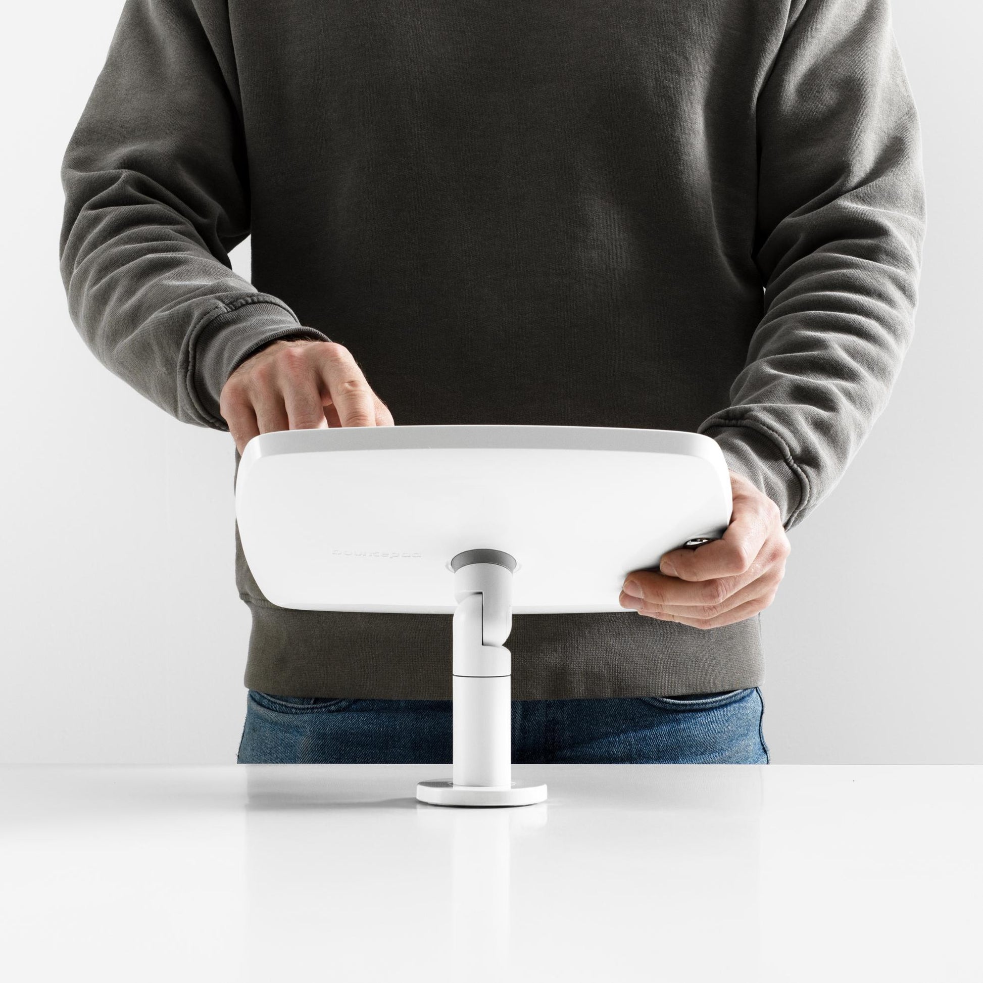 Bouncepad Original Twist-Mini tablet bureausteun in wit, in gebruik getoond