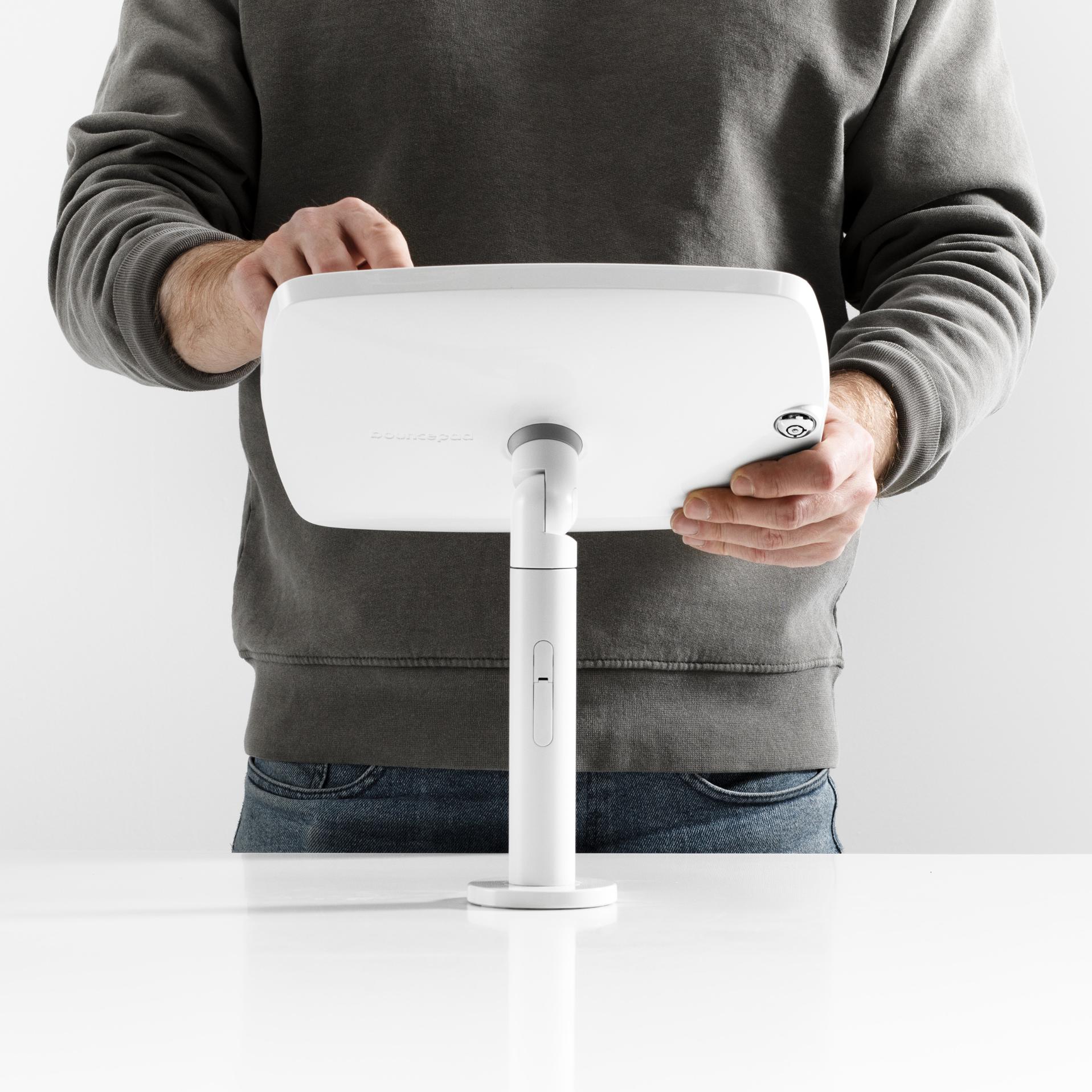 Bouncepad Original Twist tablet bureausteun in wit, getoond in gebruik